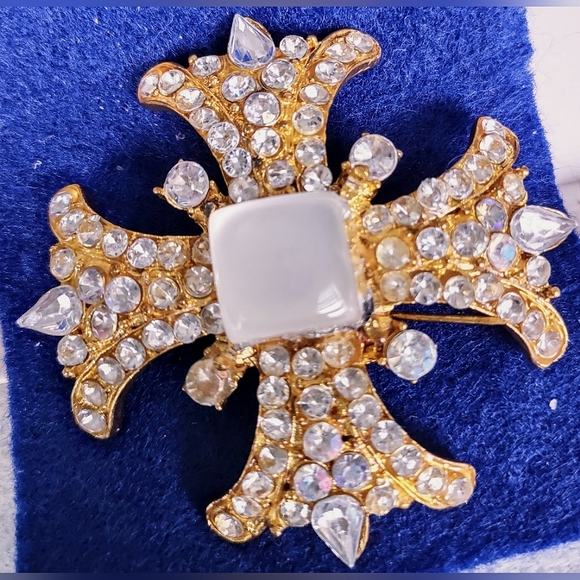 Crystal Encrusted Cross Brooch Art Deco Designed - Picture 10 of 10